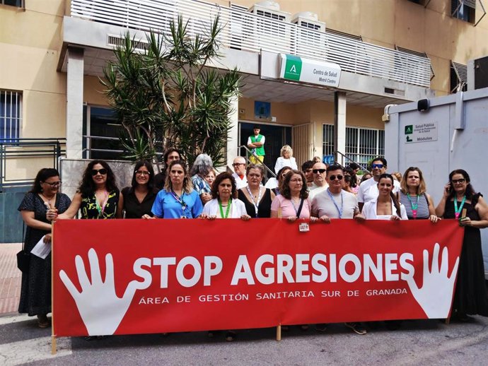 Concentración de profesionales del centro de salud Motril Centro contra la agresiones a sanitarios.