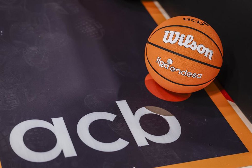 Archivo - Balón de la Liga Endesa de baloncesto