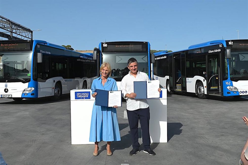 La alcaldesa de Jerez en la firma del contrato para la modernización tecnológica de los autobuses.