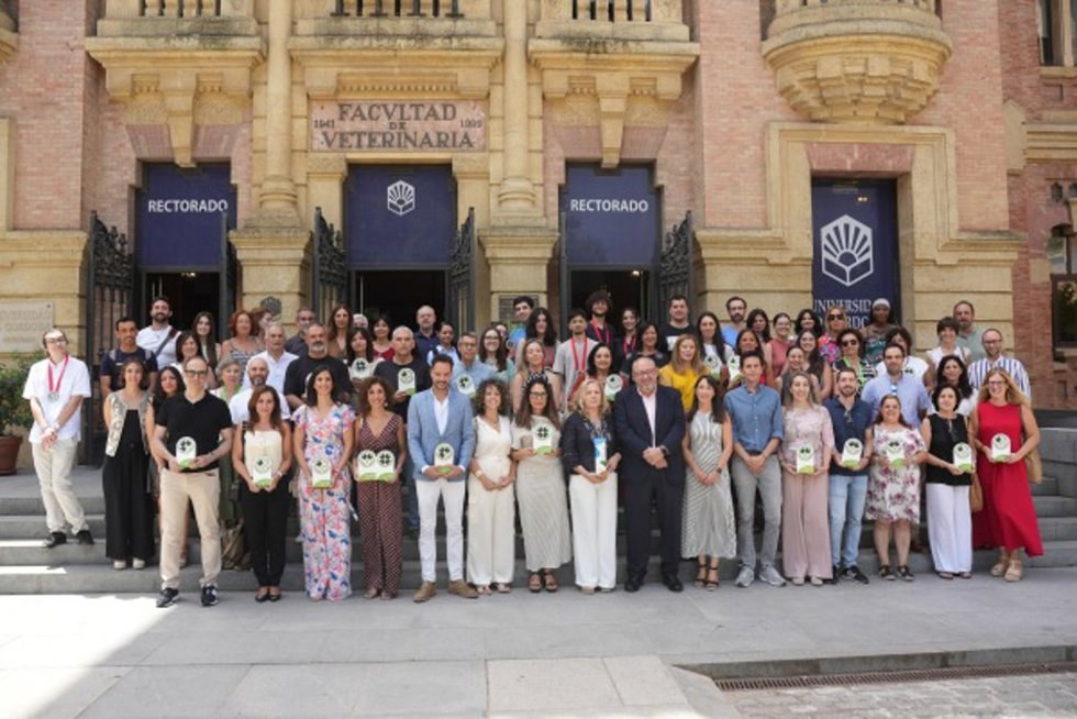 Foto de familia con todas las personas reconocidas en la fachada principal del Rectorado.