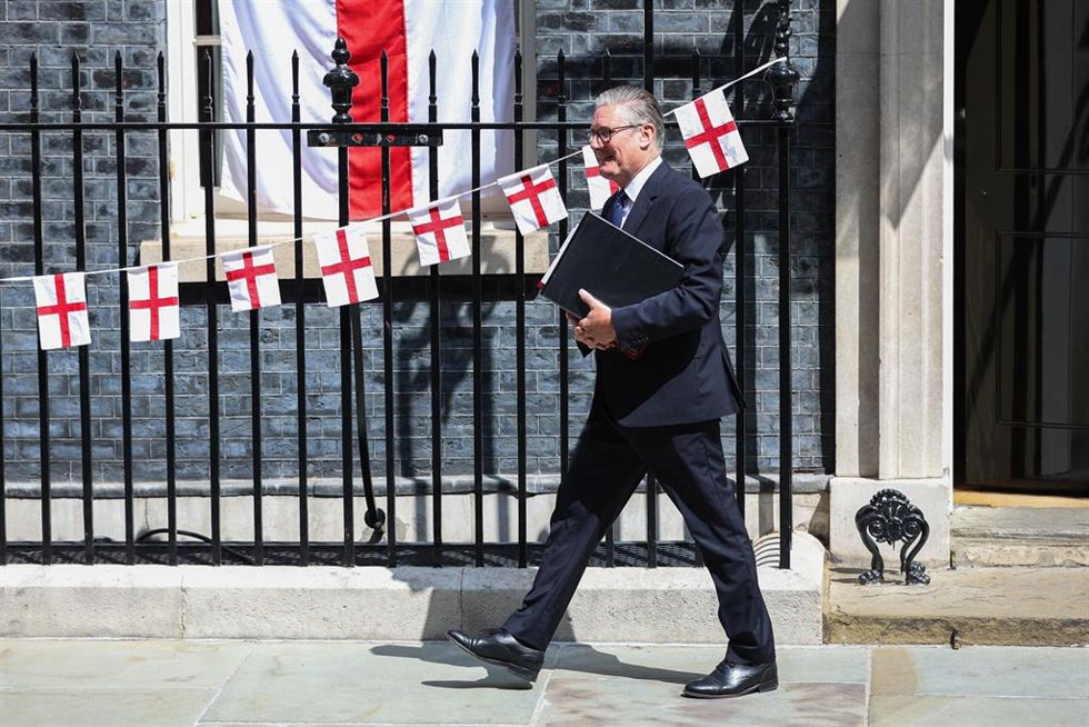 El primer ministro británico, Keir Starmer, abandona Downing Street.