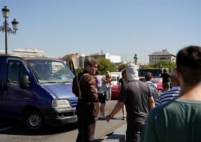 Archivo - Miembros del equipo de rodaje de la serie 'Berlín' en el puente de Triana. A 28 de julio de 2025, en Sevilla (Andalucía, España). La conocida serie 'Berlín' protagonizada por el actor Pedro Alonso se está rondando en las calles de Sevilla hasta 