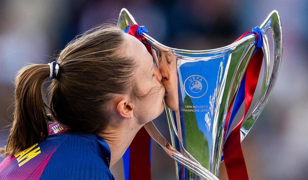 Archivo - Caroline Graham Hansen besa el trofeo de la UEFA Women's Champions League ganada por el Barça en Oslo (Noruega)