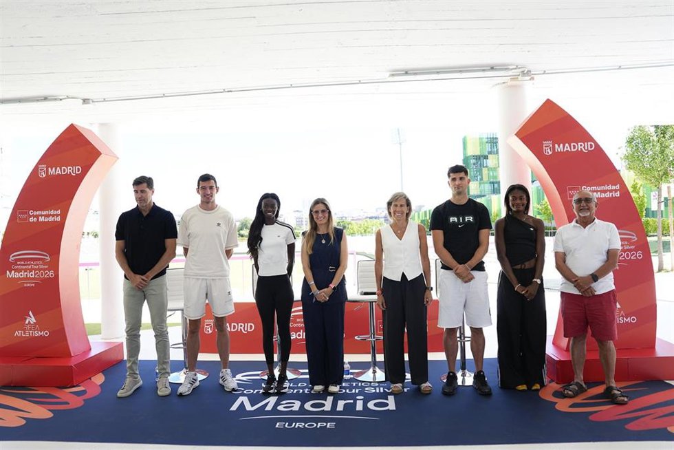 El presidente de la Real Federación Española de Atletismo (RFEA), Raúl Chapado junto a los atletas españoles Quique Llopis,Quique Llopis, Fátima Diame y Tessy Ebosele autoridades del Ayuntamiento y Comunidad de Madrid