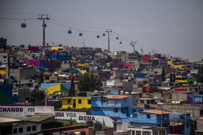 Archivo - The cabins of the new cableway "Cablebus 2" travel above the district of San Miguel Teotongo. The cableway will be 10.6 kilometres long and transport thousands of users daily. Photo: Jair Cabrera Torres/dpa