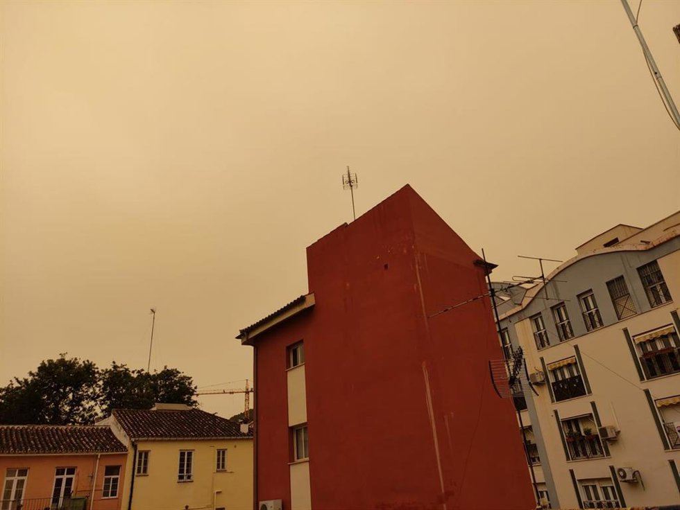 Archivo - Calima Málaga polvo en suspensión.