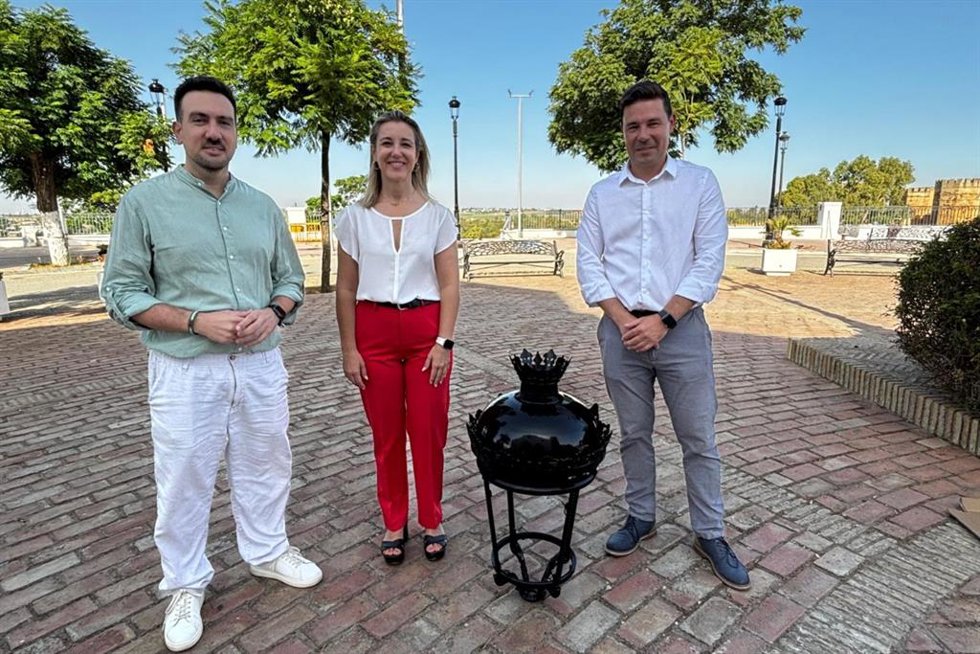 La alcaldesa de Alcalá de Guadaíra (Sevilla), Ana Isabel Jiménez Contreras, acompañada del delegado de Urbanismo y Planificación Estratégica, Jesús Mora, y del delegado de Cultura, Patrimonio y Turismo, Christopher Rivas, en el Santuario del Águila.