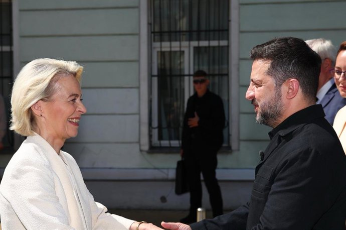 La presidenta de la Comisión Europea, Ursula von der Leyen, junto al presidente ucraniano, Volodimir Zelenski, en Kiev