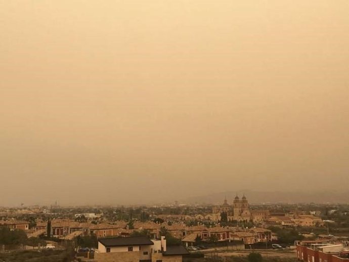 Archivo - Imagen de la calima en la ciudad de Murcia