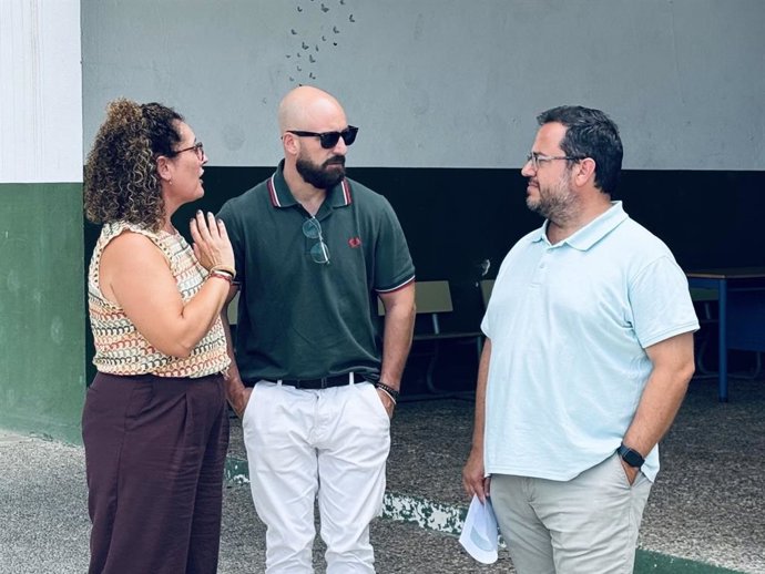 El alcalde de El Puerto, Germán Beardo, en una visita a un centro escolar.