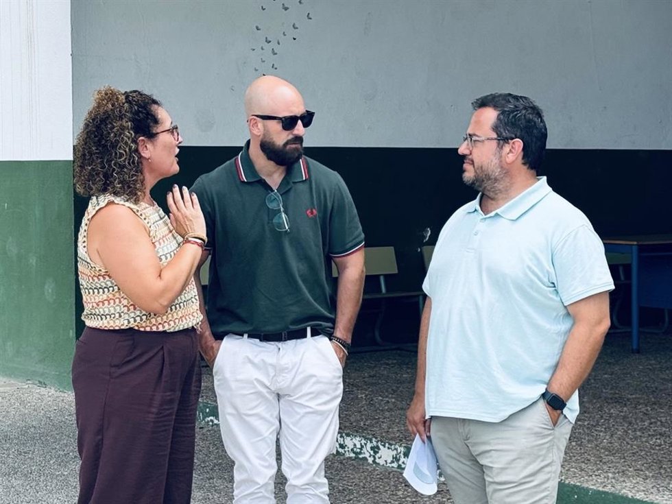 El alcalde de El Puerto, Germán Beardo, en una visita a un centro escolar.