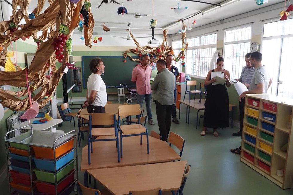 El Ayuntamiento de Palos de la Frontera acomete obras de adecuación en los centros educativos.
