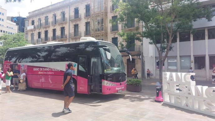 Archivo - Autobús del Banco de Sangre y Tejidos de Baleares aparcado en plaza de España.
