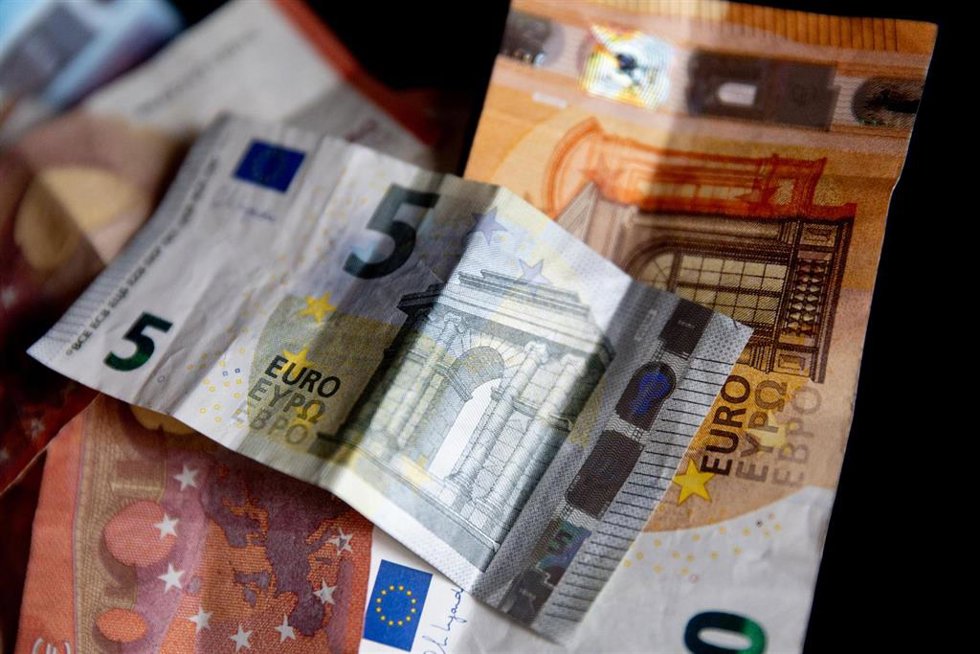 Archivo - Varios billetes, a 9 de enero de 2024, en Madrid (España). Durante el 2023, el 65% de la población hizo uso del efectivo para el pago principal de compras en comercios físicos en España, según revela una de las principales conclusiones del 'Estu
