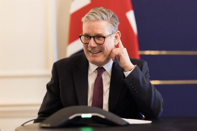 24/02/2025. London, United Kingdom. Prime Minister Keir Starmer calls Friedrich Merz from his office in 10 Downing Street to congratulate him on his party's election success in the German election. Picture by Simon Dawson / No 10 Downing Street