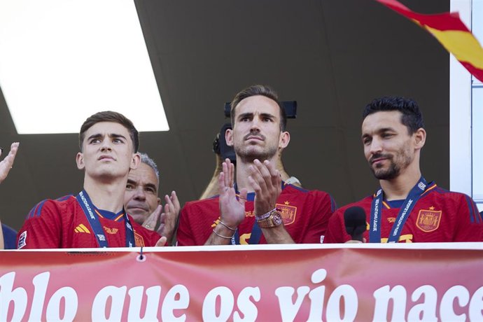 Archivo - Los jugadores de fútbol Jesús Navas, (d) Fabián Ruiz, (2d) y Pablo "Gavi" (i) durante la recepción institucional a los jugadores de la selección española de fútbol tras la conquista de la Nations League en los Palacios y Villafranca
