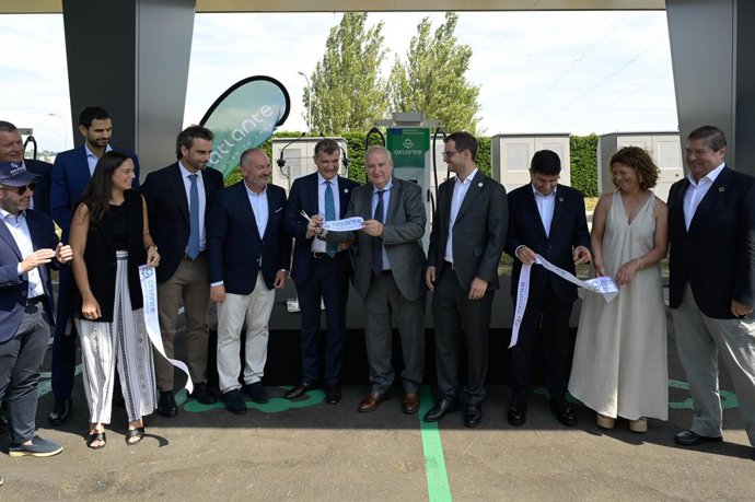 El ministro de Industria y Turismo, Jordi Hereu, durante la inauguración de la nueva estación de carga ultrarrápida para vehículos eléctricos de Atlante España en O Burgo, en el municipio coruñés de Culleredo.