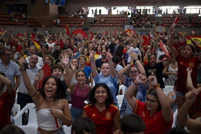 Archivo - Aficionados celebran la victora de la Selección española de Fútbol Femenino en la final del Mundial, en el CEM Olímpics Vall d'Hebron, a 20 de agosto de 2023, en Barcelona, Catalunya (España).