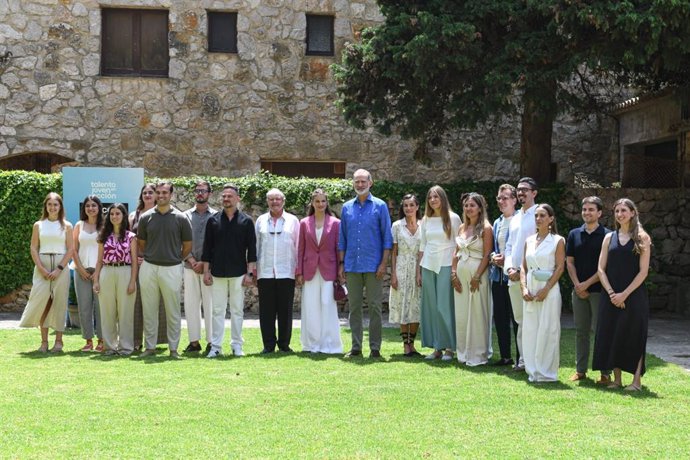 Los reyes Felipe VI y Letizia, la princesa Leonor y la infanta Sofía con jóvenes premiados de los Princesa de Girona 2025 y miembros de la Fundación Princesa de Girona.