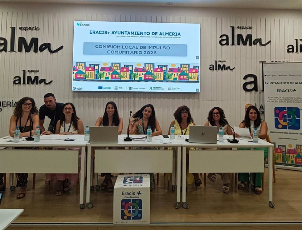 Responsables y personal técnico durante la Comisión Local de Impulso Comunitario de Eracis+ en Almería.