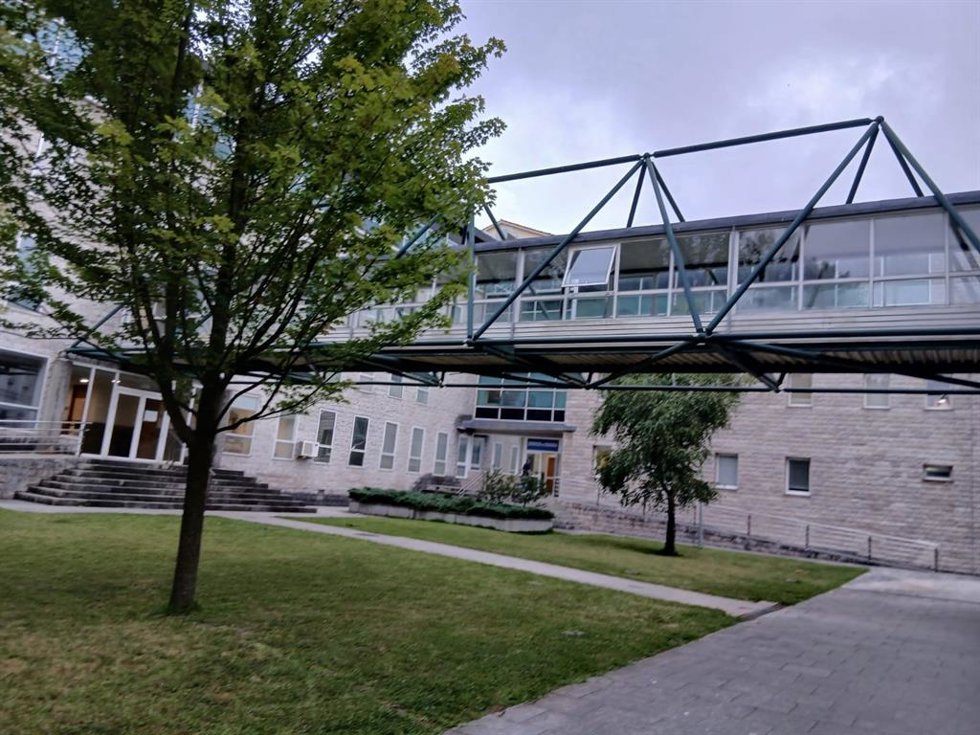 El Gobierno clausura de forma preventiva el uso del paso peatonal elevado del complejo judicial de Salesas por seguridad