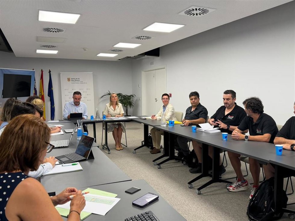 El Govern constituye con consells, patronal y sindicatos la comisión de seguimiento del convenio del transporte regular