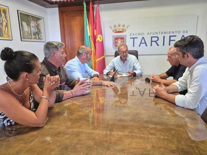El responsable de Asistencia a Municipios de la Diputación, Antonio Aragón, con el alcalde de Tarifa repasando actuaciones en el municipio.