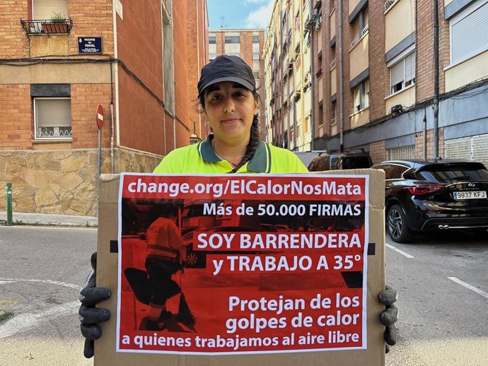Elvira Gómez con las firmas recogidas hace un año.