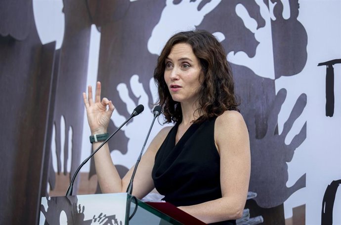 La presidenta de la Comunidad de Madrid, Isabel Díaz Ayuso, interviene durante la celebración del acto institucional de recuerdo y homenaje al concejal del Partido Popular en Ermua, Miguel Ángel Blanco, en los Jardines Miguel Ángel Blanco, a 13 de julio d