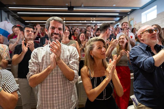 El ministro de Cultura, Ernest Urtasun, y la vicepresidenta segunda del Gobierno y ministra de Trabajo, Yolanda Díaz, durante el cierre de la Asamblea anual 2026 del Movimiento Sumar, a 11 de julio de 2026, en Madrid (España). Movimiento Sumar intentará c