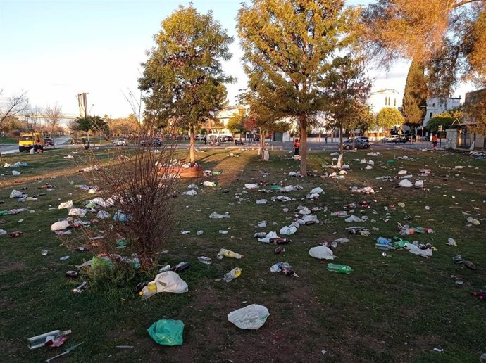 Archivo - Estado en el que ha amanecido el Parque del Guadaíra tras un botellón.