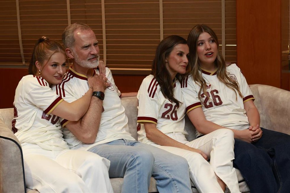 (I-D) La Princesa Leonor; el Rey Felipe VI, la Reina Letizia; y la Infanta Sofia; visualizan el partido de semifinales del Mundial de fútbol entre España y Francia, a 14 de julio de 2026, en Madrid (España).