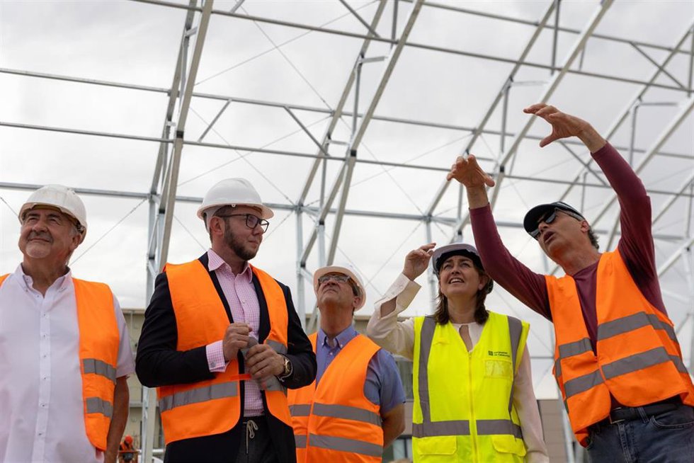 La consellera Paneque visitando las obras del nuevo hangar del Aeroport Lleida-Alguaire