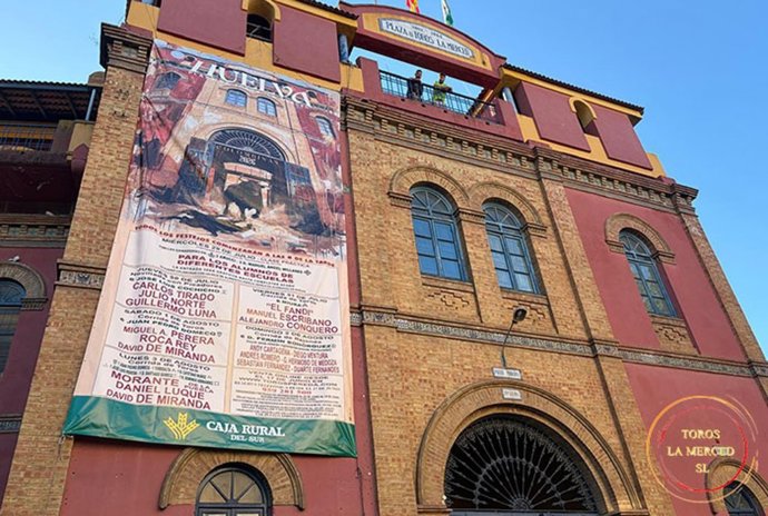 Cartel gigante de las Fiestas Colombinas en la Plaza de Toros de La Merced de Huelva.