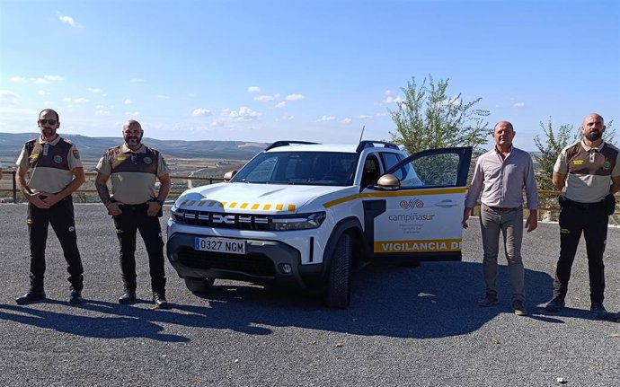 Archivo - Personal del Servicio de Vigilancia de Caminos de la Mancomunidad Campiña Sur Cordobesa, junto al presidente de la entidad supramunicipal, Miguel Ruz (segundo por la dcha.)