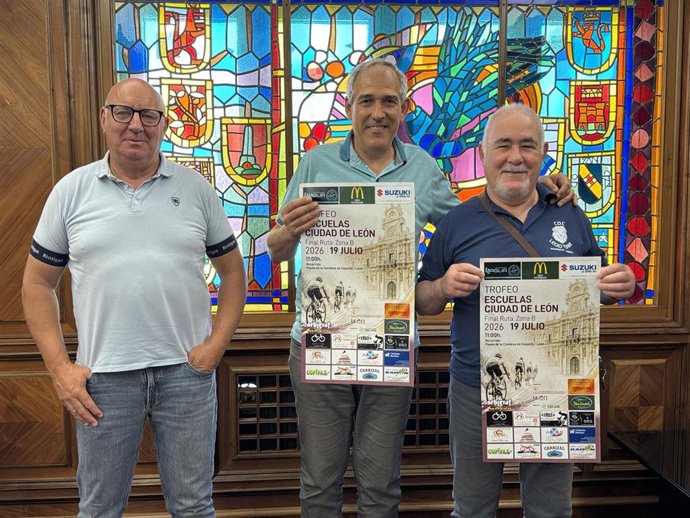 El concejal de Deportes, Vicente Canuria (centro), se ha reunido con el delegado de la Federación de Ciclismo en León y presidente de Club Legio Team, Flavio Piedra, y el vicepresidente de dicho club, Chema Álvarez.