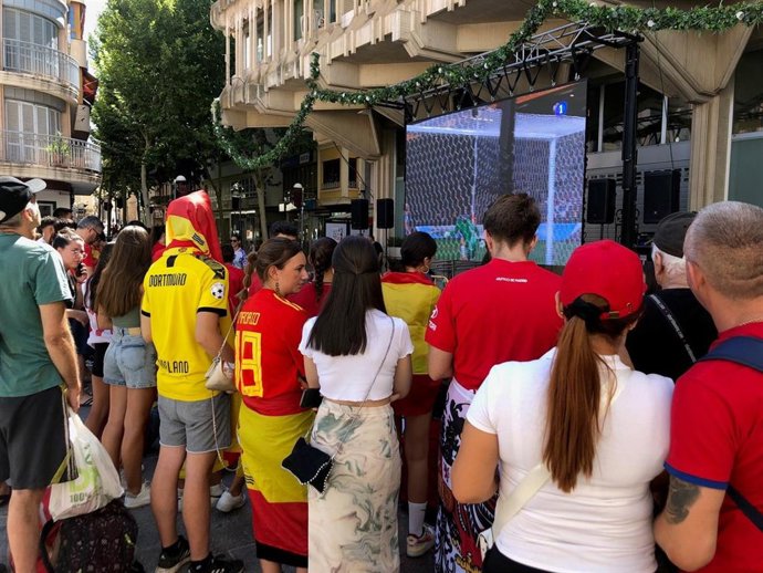 Archivo - Aficionados de la Selección siguen un partido de fútbol desde una terraza de veladores en foto de recurso