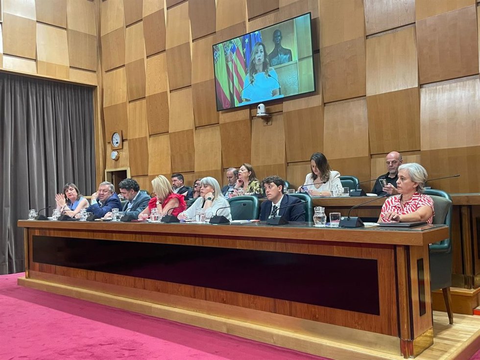 Bancada de los grupos de izquierda en el salón de plenos del Ayuntamiento de Zaragoza