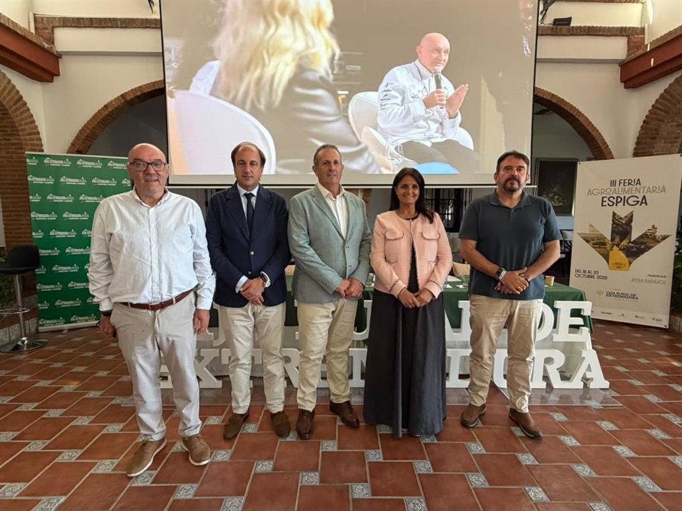 El consejero de Agricultura, Ganadería, Medio Rural y Política Ambiental de la Junta de Castilla y León, Joaquín Antonio Pino (segundo por la izquierda) en una jornada organizada por APAG Extremadura Asaja.