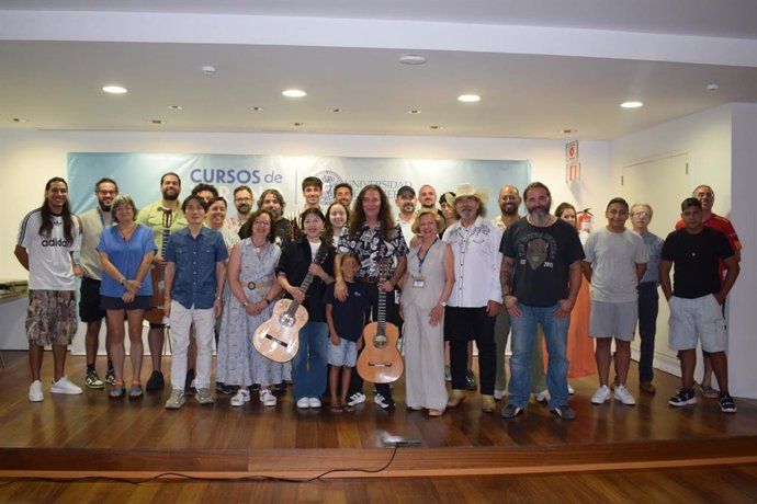 Participantes y responsables de la undécima edición de la 'Sonanta' de Tomatito en el Museo de la Guitarra Española 'Antonio de Torres' de Almería.