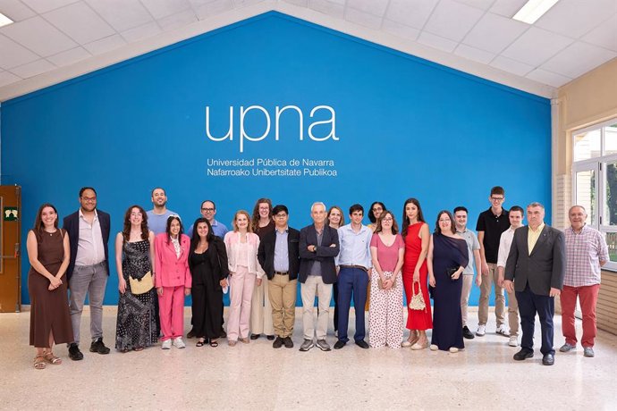 Un total de trece personas se gradúan en la octava promoción del Diploma de Extensión Universitaria Laborable de la Universidad Pública de Navarra (UPNA).