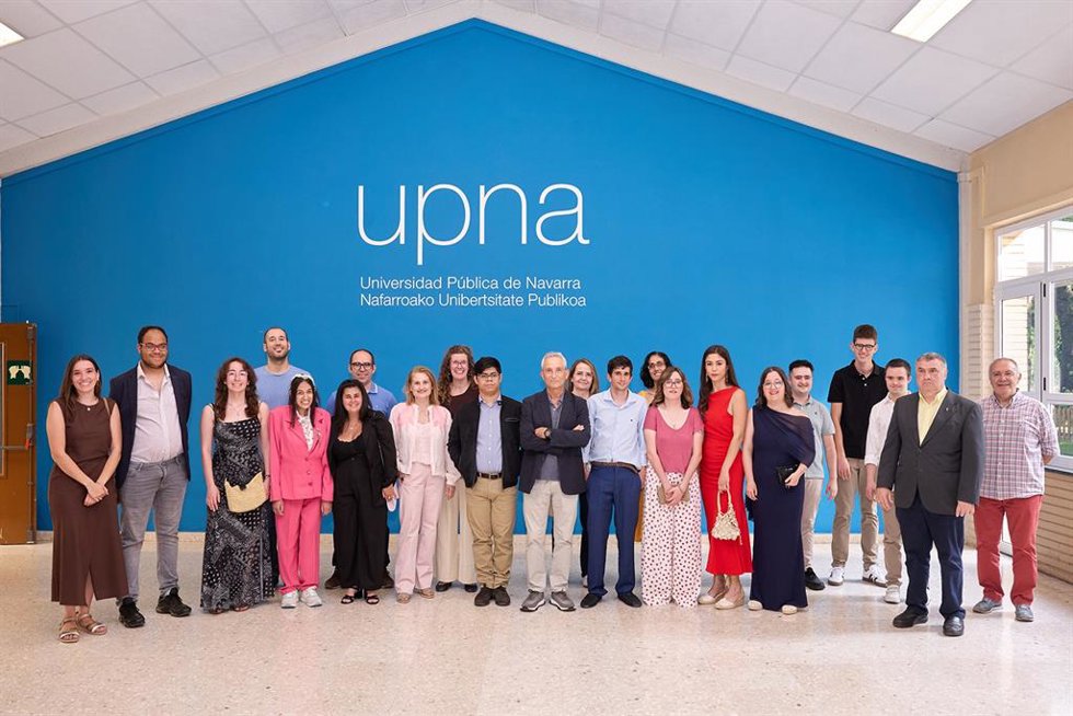 Un total de trece personas se gradúan en la octava promoción del Diploma de Extensión Universitaria Laborable de la Universidad Pública de Navarra (UPNA).