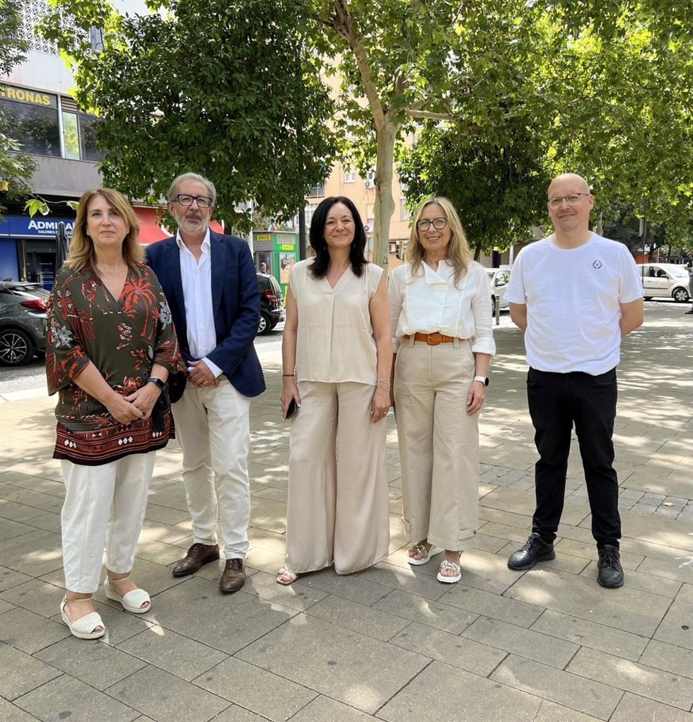 La secretaria general del PSOE de Córdoba, Rafi Crespín (centro), junto a miembros del PSOE.