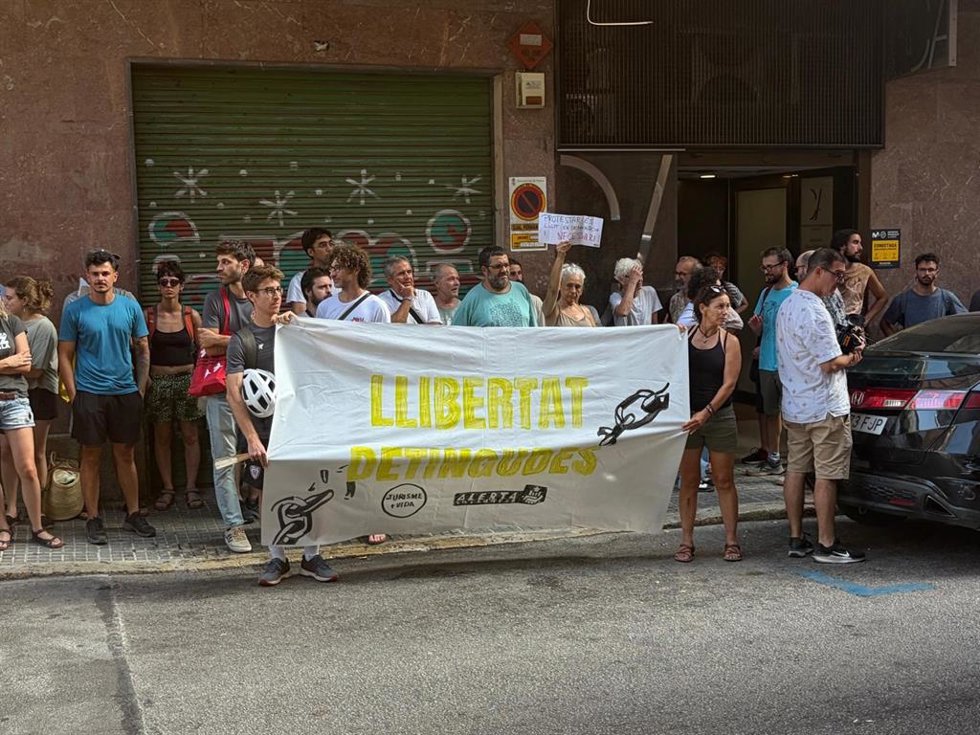 Concentración para reclamar la libertad de las activistas detenidas frente a los juzgados de Vía Alemania.