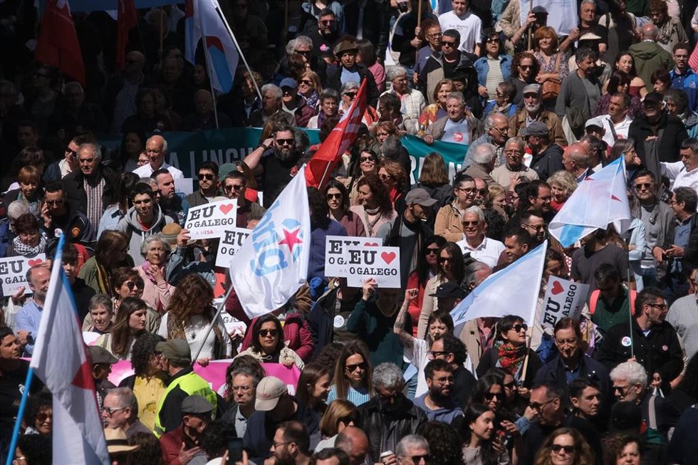 Archivo - Decenas de personas durante una manifestación a favor del Día das Letras Galegas, a 17 de mayo de 2026, en Santiago de Compostela.