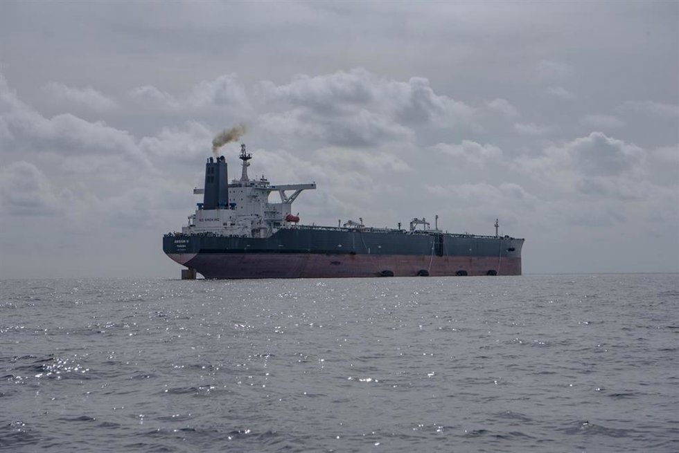 Archivo - El buque ANSHUN II con las defensas “Yokohama” preparadas y las tuberías conectadas para recibir otro petrolero y trasvasar crudo ruso, a 20 millas de Ceuta, a 5 de marzo de 2023, en Ceuta (España)