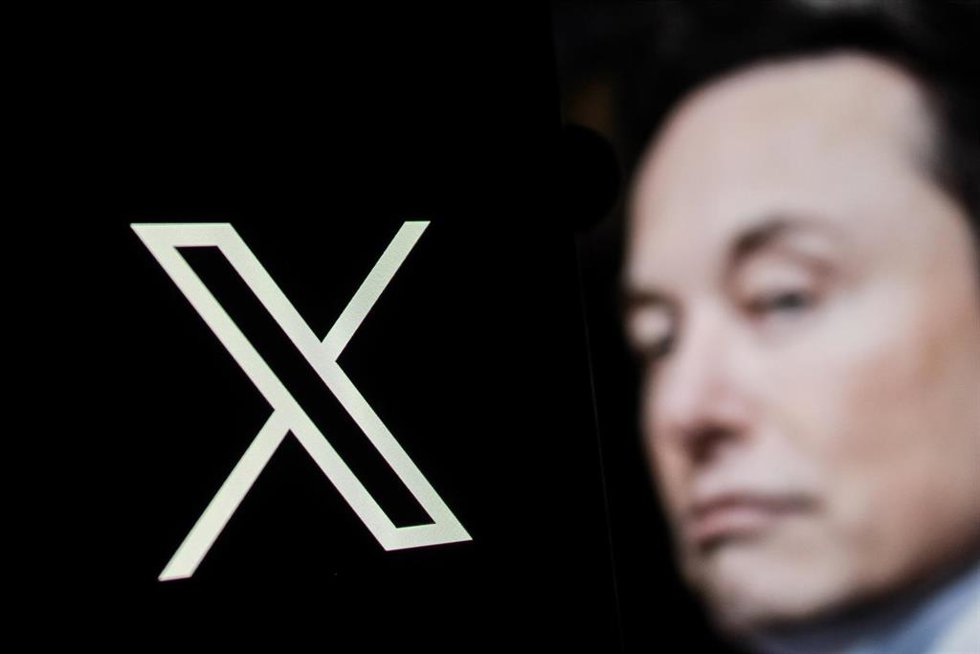 Archivo - Ilustración del logo de X junto a Elon Musk.