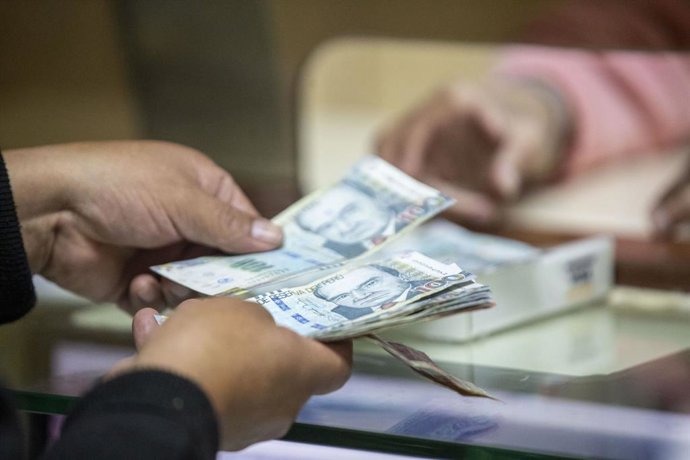 Archivo - Perú.- Otorgarán aguinaldo de S/300 en julio. ¿A qué trabajadores públicos les corresponde?
