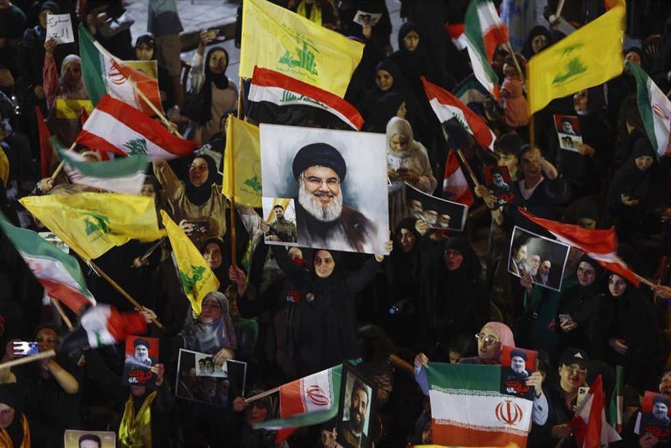 Archivo - Seguidores del partido-milicia chií proiraní Hezbolá en Beirut ondean banderas y muestran fotografías de Hasán Nasralá  