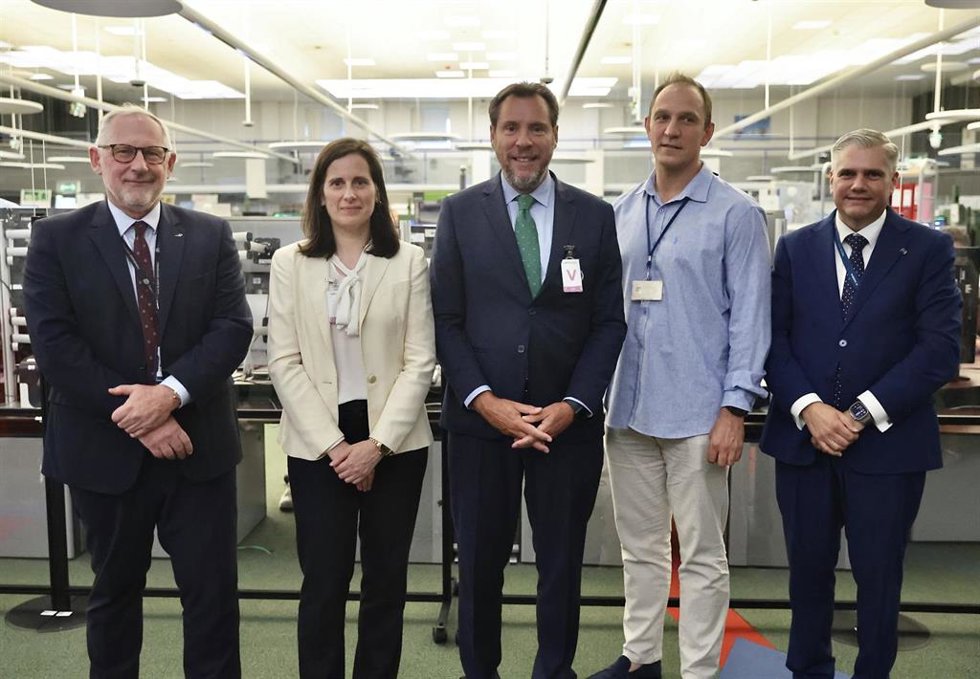 El ministro de Transportes y Movilidad Sostnible, Óscar Puente, en el centro de control del tráfico aéreo de Varsovia (Polonia).
